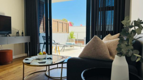Sunny Apartment with Pool&Terrace at The Docklands